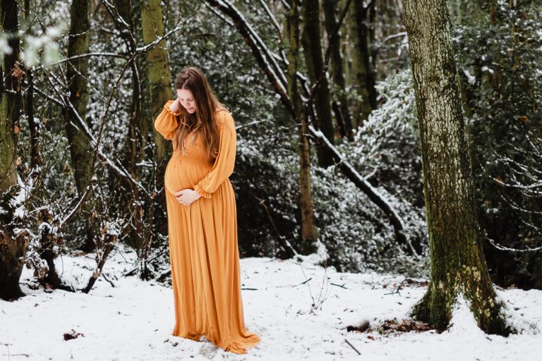 A Winter Maternity Photoshoot in Sheffield