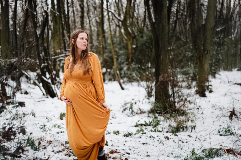 Why Winter Is A Beautiful Time for Maternity Photos